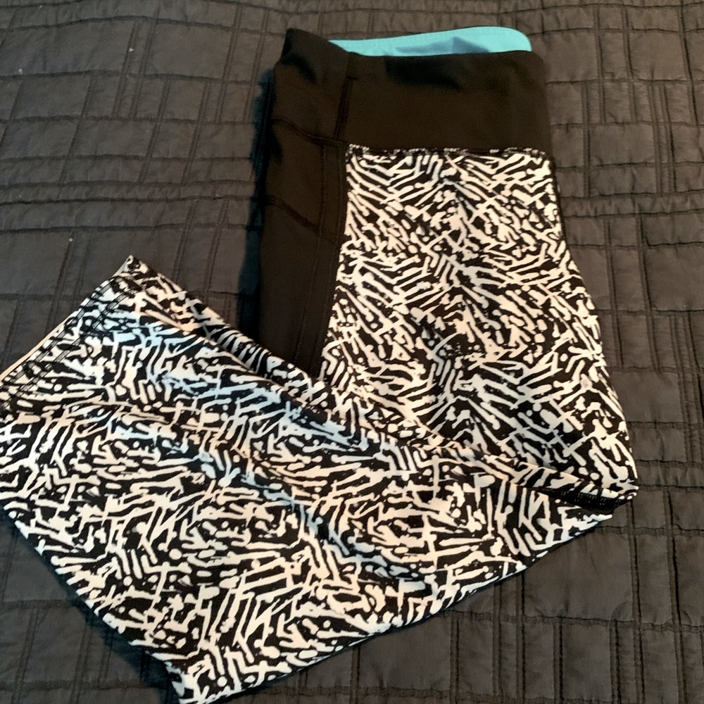 LuLulemon Zebra Print 3/4 Length Yoga Pant w/pocket (rare find)! Gently loved!